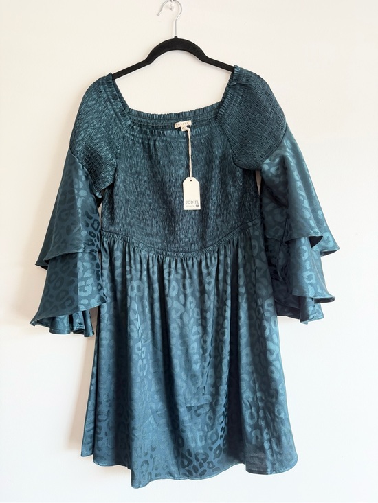 JODIFL Dresses & Skirts - NWT JODIFL Emerald Green Leopard Satin Smocked Off-Shoulder Mini Dress M